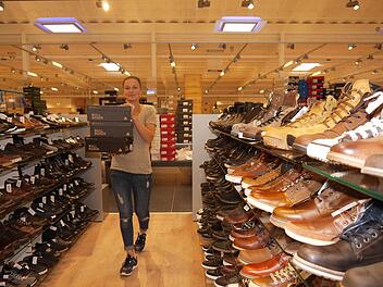 Sylvia Biesenecker, künftige Filialleiter, lässt sich vom Wirbel rund um die Eröffnung von "Schuh Mücke" nicht stören. Foto: Berthold Köhler