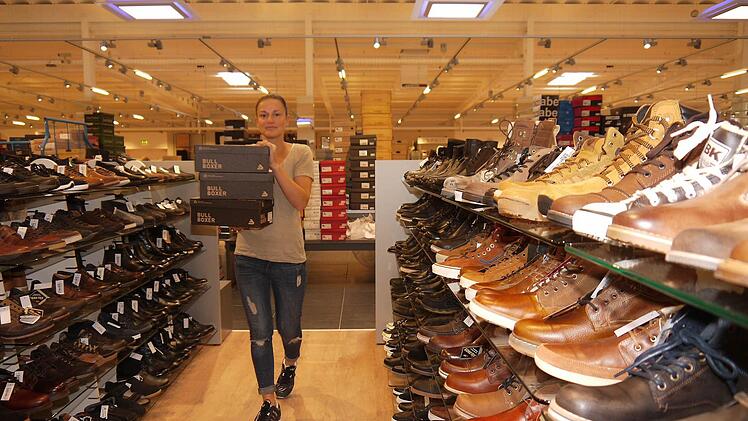 Sylvia Biesenecker, künftige Filialleiter, lässt sich vom Wirbel rund um die Eröffnung von "Schuh Mücke" nicht stören. Foto: Berthold Köhler