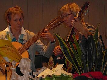 Die Gitarristinnen Jutta Loesenbeck und Ursula Meyer. Foto: privat
