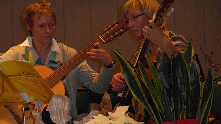 Die Gitarristinnen Jutta Loesenbeck und Ursula Meyer. Foto: privat