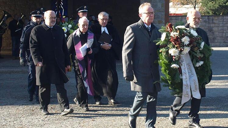 Bürgermeister Franz Kuhn sowie die Pfarrer Philipp Klein und Gregor Türk erinnerten an die unsäglichen Opfer von Krieg und Gewalt und ermutigten zu dauerhaften und weltweiten Frieden. Foto: Stefan Geiger