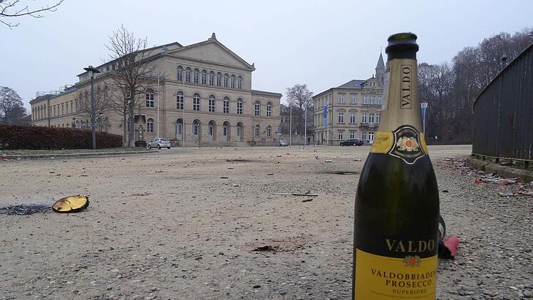 So sah es am Neujahrsmorgen vor dem Landestheater aus.Foto: Jochen Berger