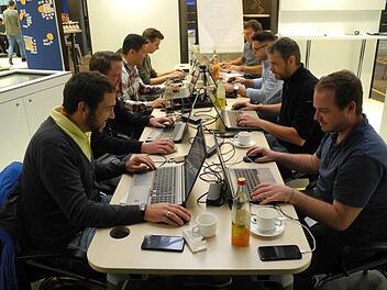 Konzentriertes Arbeiten beim ersten Hackathon in der Digitalisierungsarena.  Hubert Herbert