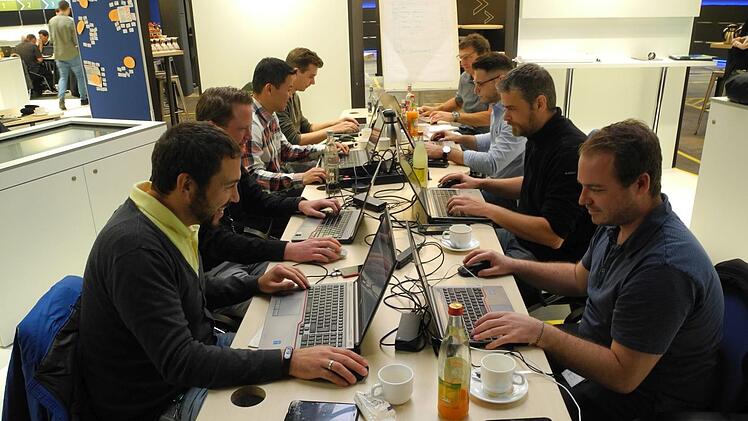 Konzentriertes Arbeiten beim ersten Hackathon in der Digitalisierungsarena.  Hubert Herbert