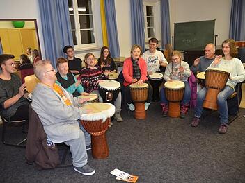 Ihnen ist die Freude ins Gesicht geschrieben. Sie haben viel Spaß am gemeinsamen Trommeln bei der Musiktherapie, unter Leitung von Gerhard Bauer (2. Von rechts), in der Sing- und Musikschule des Landkreises Kronach. Foto: K.- H. Hofmann