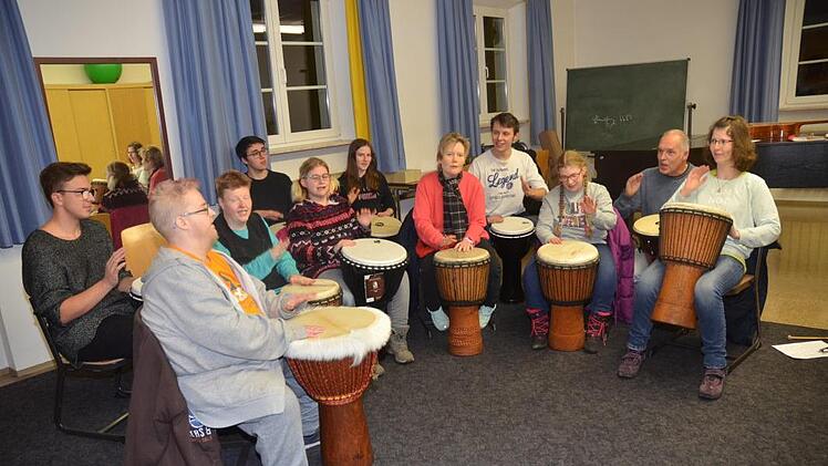 Ihnen ist die Freude ins Gesicht geschrieben. Sie haben viel Spaß am gemeinsamen Trommeln bei der Musiktherapie, unter Leitung von Gerhard Bauer (2. Von rechts), in der Sing- und Musikschule des Landkreises Kronach. Foto: K.- H. Hofmann