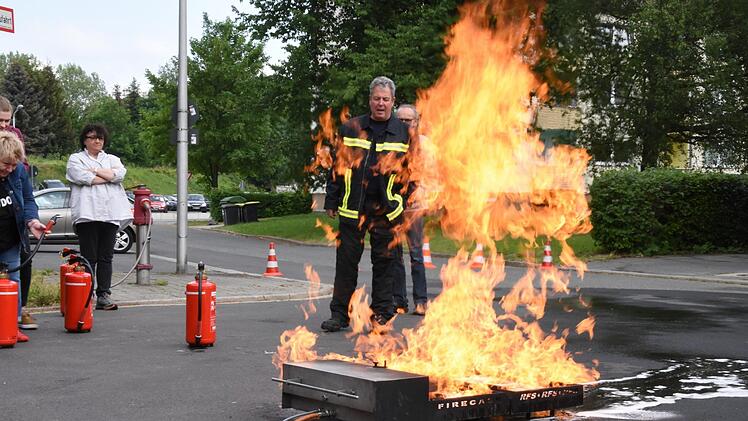 Die Flammen schießen in die Höhe.