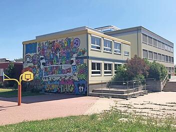 Der Container verschwindet, an gleicher Stelle entsteht ein etwas größerer Ersatzbau. Das bedeutet aber auch das Aus für das Graffiti, mit dem die Schüler vor zwei Jahren die Hauswand verziert haben.
