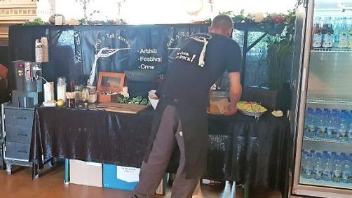 Die Firma Rock'n'Roll-Catering aus Berching übernimmt die Versorgung der Bands. Sie ist aufs reisende Konzertgewerbe spezialisiert und erfüllt auch die ganz speziellen Ansprüche der Stars: vegan, vegetarisch, kaltes oder warmes Buffet und eventuelle Sonderwünsche.