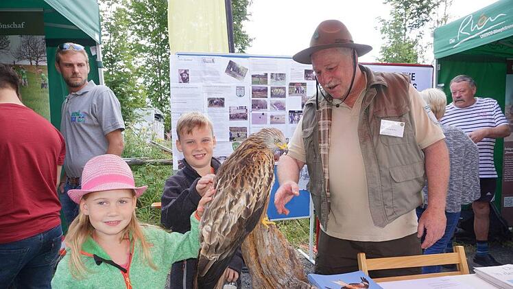 Uwe Steigemann hatte zum World Ranger Day einen präparierten Rotmilan  mitgebracht, den die  Kinder gerne gestreichelt haben.Marion Eckert