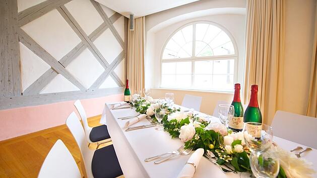 Sofern es die Infektionszahlen zulassen, will man den Bereich "Heiraten, Feiern, Tagen" in Kronach st&auml;rken, hier eine Festtafel im neuen Zeughaussaal auf der Festung Rosenberg. Stadt Kronach/Archiv
