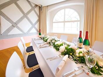Sofern es die Infektionszahlen zulassen, will man den Bereich "Heiraten, Feiern, Tagen" in Kronach stärken, hier eine Festtafel im neuen Zeughaussaal auf der Festung Rosenberg. Stadt Kronach/Archiv