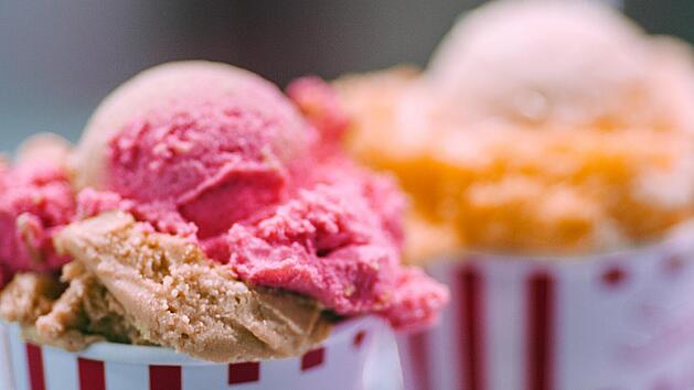 Speiseeis schmeckt am besten cremig ohne Eiskristalle. Diese kann man mit ein paar Tricks vermeiden.