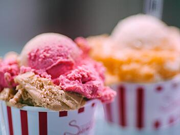 Speiseeis schmeckt am besten cremig ohne Eiskristalle. Diese kann man mit ein paar Tricks vermeiden.