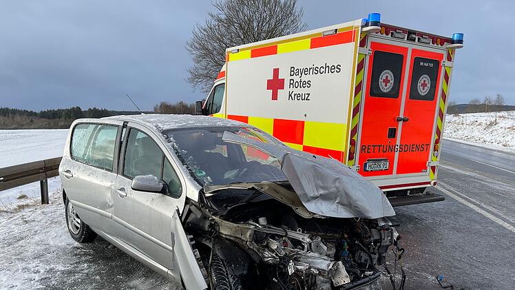 Nach starkem Schneefall: Autos kollidieren im Begegnungsverkehr