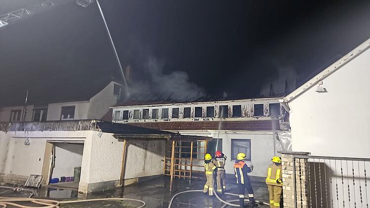 Frohnlach: Feuerwehr-Großeinsatz bei brennender Scheune - 170 Kräfte im Einsatz