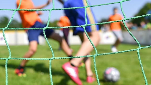 Faustschl&auml;ge bei Fu&szlig;ballspiel in Forchheim: Spieler und Zuschauer verletzt