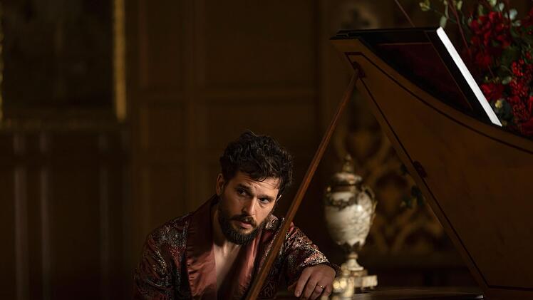 Tech-Gr&uuml;nder Sir Henry Muck (Kit Harington) &uuml;berdenkt seine Beziehung zur Nachwuchsbankerin Yasmin.