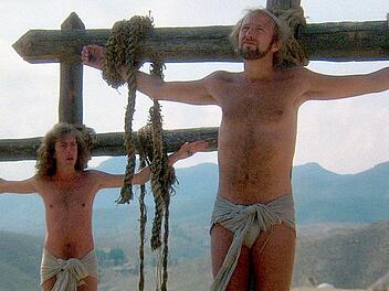 Die Schlussszene in "Das Leben des Brian" wurde von christlichen Kritikern als Verharmlosung der Kreuzigung verstanden.