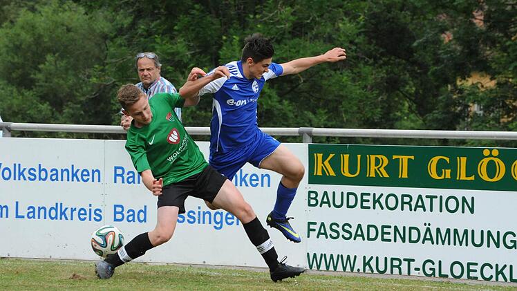 Szene aus dem Spiel des FC 05 Schweinfurt (grüne Trikots) gegen die Bayernauswahl (0:1).