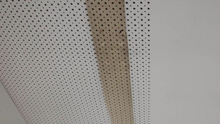 Diese dunklen Streifen hinterließen die Beleuchtungskörper an der Decke.