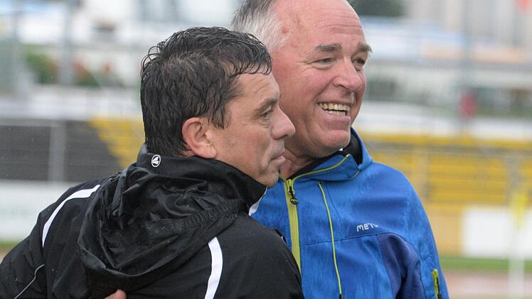 Der erste Heimsieg ist perfekt: Bayreuths Manager Wolfgang Mahr (rechts) freut sich, Trainer Dieter Kurth ist dagegen die Anspannung noch ins Gesicht geschrieben. Foto: Peter Mularczyk