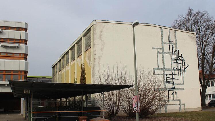 In einem letzten Bauabschnitt wird diese Turnhalle fallen. Foto: Andreas Dorsch