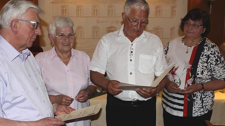 Chorleiter Horst Wunder wurde für 50 Jahre als aktiver Sänger ausgezeichnet. Mit im Bild v.l. die bisherige Vorsitzende Eva-Maria Wachter, der Vorsitzende des Fränkischen Sängerbundes Bernhard Zipfel und die neue Vorsitzende Irene Kuhnlein. Foto: Michael Wunder