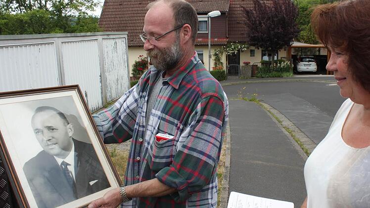 Wolfgang Eibach und Marianne Rößer mit einem Bild des Firmengründers Walter M. Petzoldt. Foto: Mäuser