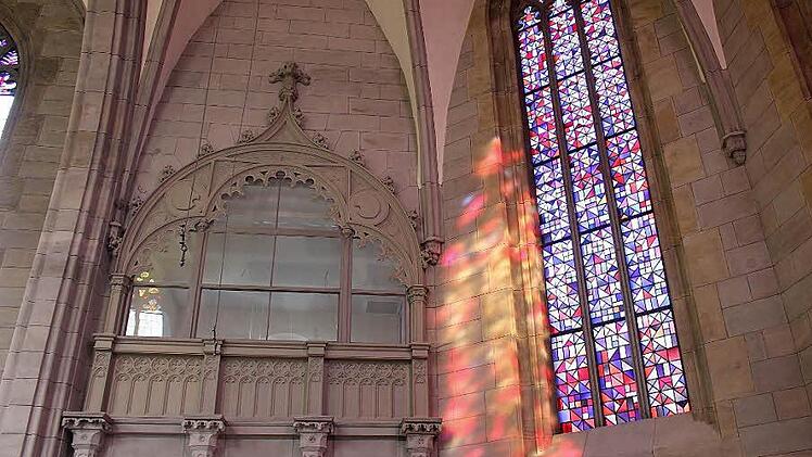Die Wände wurden gestrichen, die Fenster gereinigt, so wirkt die Kirche gleich viel heller und freundlicher.  Foto: Ulrike Nauer
