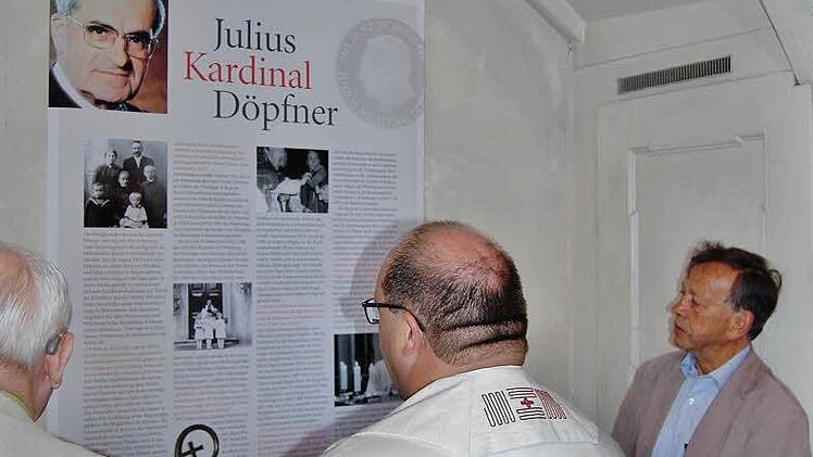 Pfarrer Gerd Greier beim Verlesen des Textes auf der neuen Döpfner-Gedenktafel mit Hans Georg Keßler, dem Leiter des Döpfner-Museums in Hausen  Foto: Sigismund von Dobschütz