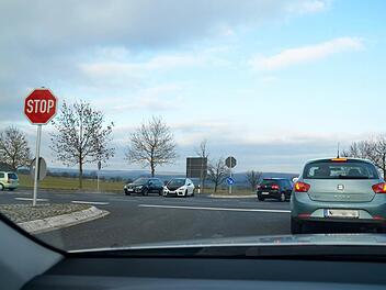 Vor allem zu bestimmten Tageszeiten geht es auf der Lauterer Kreuzung hoch her. Foto: Kathrin Kupka-Hahn/Archiv