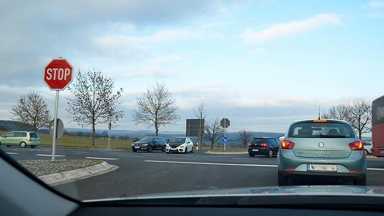 Vor allem zu bestimmten Tageszeiten geht es auf der Lauterer Kreuzung hoch her. Foto: Kathrin Kupka-Hahn/Archiv