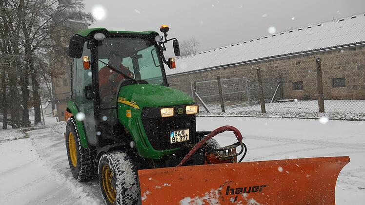 Bauhofmitarbeiter wie hier in Ebrach und sonstige Beschäftigte waren am Montag in Sachen Winterdienst 2017 gleich richtig gefordert.Foto: Walter Hanslok