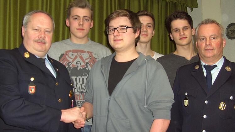 Per Handschlag nahmen Kreisbrandinspektor Thomas Eyrich (links) und Kommandant Elmar Sell (rechts) die neuen Jugendlichen bei der Wittershäuser Wehr auf. Foto: Udo Sell