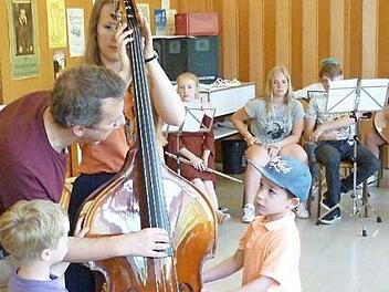 Die Kinder der Integrativen Montessori-Kindertagesst&auml;tte Waaggasse musizierten zusammen mit MGF-Sch&uuml;lern. Foto: Nathalie Susdorf