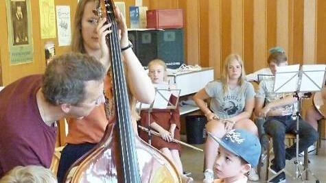 Die Kinder der Integrativen Montessori-Kindertagesst&auml;tte Waaggasse musizierten zusammen mit MGF-Sch&uuml;lern. Foto: Nathalie Susdorf