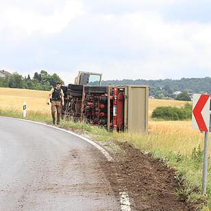 Landkreis Bamberg: Schotter-Laster kippt bei Priesendorf um