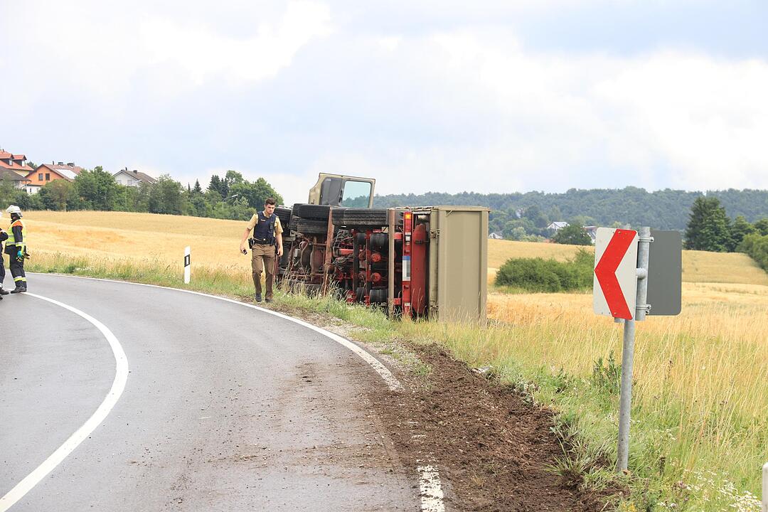 Landkreis Bamberg: Schotter-Laster kippt bei Priesendorf um