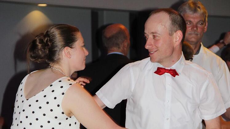 Lehrer Bertram Unger ist es durch die freiwilligen Tanzstunden im Vorfeld gelungen, die Schüler mit seiner Begeisterung für die Bewegung zum Rhythmus der Musik anzustecken.  Foto: Katharina Müller-Sanke