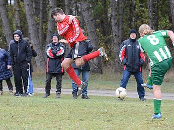 Erfolgreiche Abwehrarbeit? Machtilshausens Manuel Kleinböhl (rechts) setzt zum Schuss an, Schlimpfhofs Denis Knopp dreht sich im Sprung weg.ssp