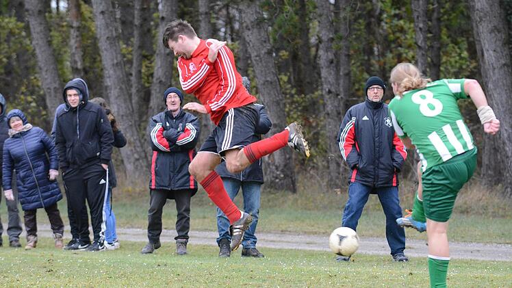 Erfolgreiche Abwehrarbeit? Machtilshausens Manuel Kleinböhl (rechts) setzt zum Schuss an, Schlimpfhofs Denis Knopp dreht sich im Sprung weg.ssp