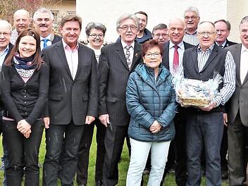 Fritz Hereth (mit Geschenkkorb) mit Ehefrau Lieselotte (links) und Tochter Sylvia (rechts von ihm) im Kreise der Gratulanten  Foto: Werner Reißaus