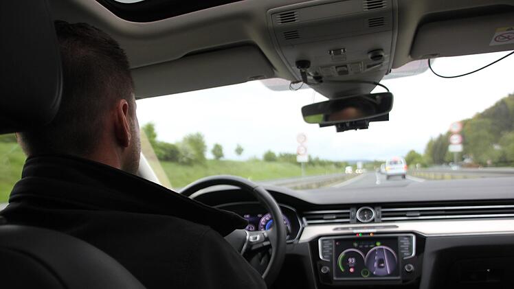 Hände vom Lenkrad und der modernen Technik vertrauen - für manche "Testfahrer" beim Gründungstag ein mulmiges Gefühl.  Foto: Veronika Schadeck