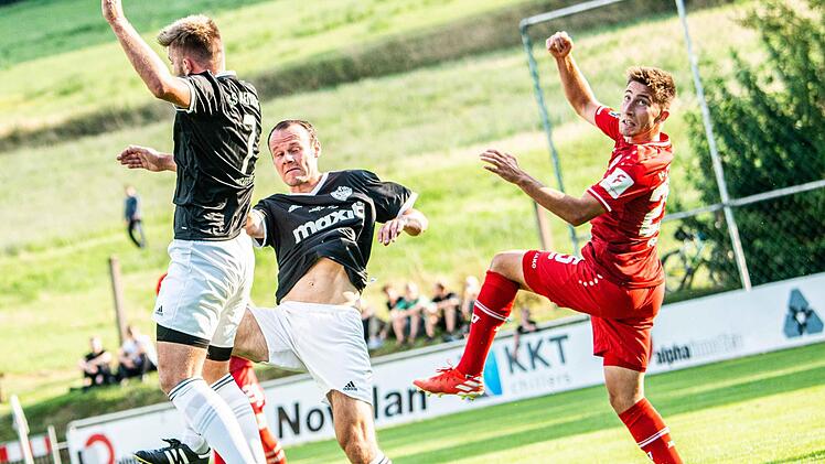 Der Kulmbacher Dominik Meisel (rechts) bot eine ordentliche Vorstellung im Kickers-Trikot. Foto: Alexander Muck