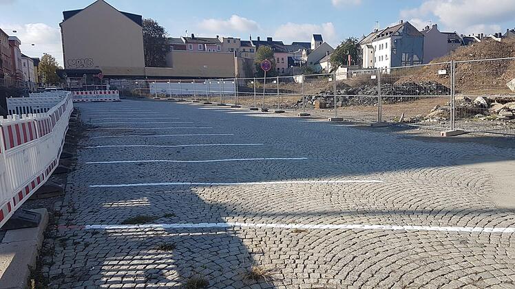 An der Baustelle der geplanten Hof-Galerie stehen Autofahrern von nun an  19 kostenlose Parkpl&auml;tze zur Verf&uuml;gung. Foto: Rainer Krau&szlig;  / Stadt Hof