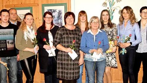 Die jungen Leute haben die Ausbildung zur Hauswirtschafterin oder zum Landwirtschaftsmeister absolviert (von links): Sebastian Hetterich, Diana Mußbach, Julia Wagner, Kerstin Mantel, Silke Schwarz, Maria Wöber, Victoria Schäfer und Susanne Reichert. Fotos: Günther Geiling