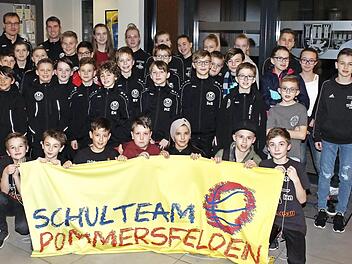 Die erfolgreiche Basketballmannschaft der Grundschule Pommersfelden mit ihrem Betreuer Andreas Liebel (rechts)