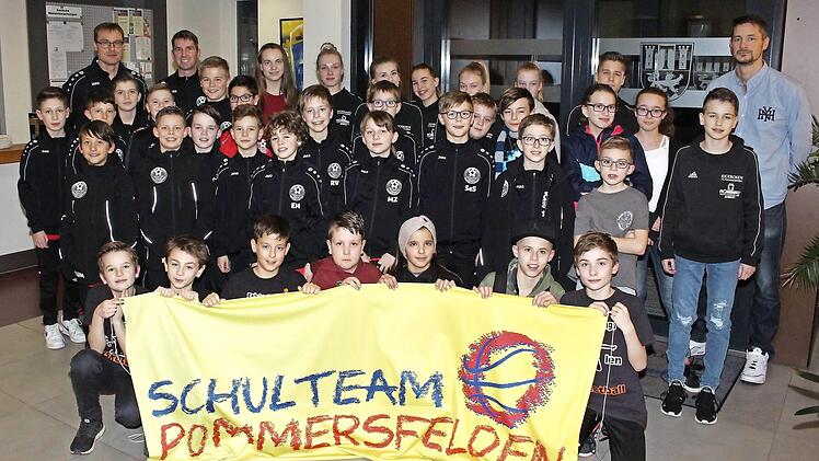 Die erfolgreiche Basketballmannschaft der Grundschule Pommersfelden mit ihrem Betreuer Andreas Liebel (rechts)