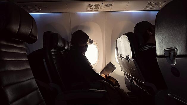 Frau begibt sich in Flieger auf freiwillige "Klo-Quarant&auml;ne"